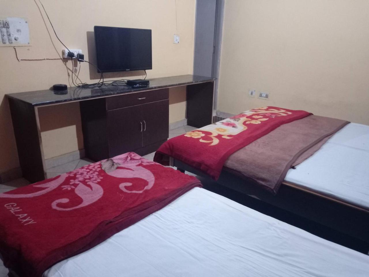 Yash Guest House 01 Minute Walk In Nizamuddin Railway Station New Delhi Exterior photo