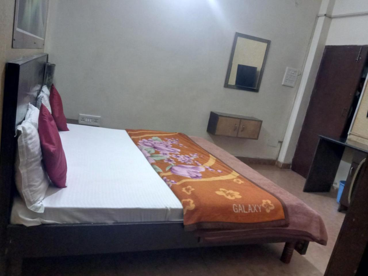 Yash Guest House 01 Minute Walk In Nizamuddin Railway Station New Delhi Exterior photo